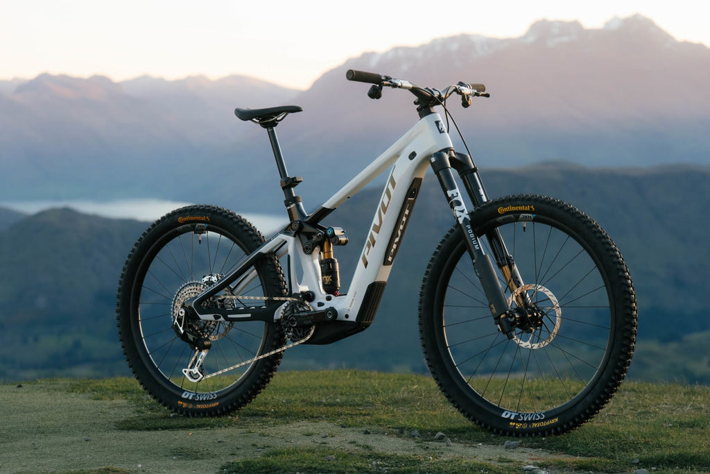 Pivot Shuttle LT carbon frame and suspension detail