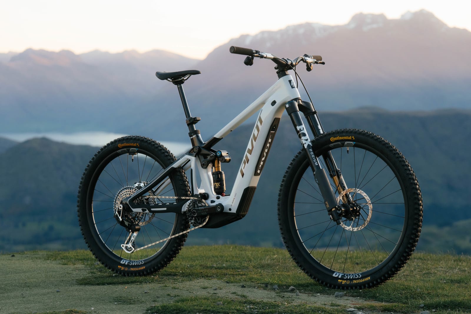 Pivot Shuttle LT carbon frame and suspension detail