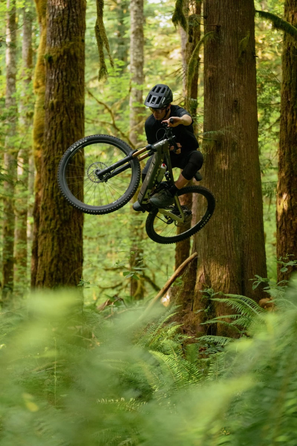 Pivot Shuttle SL AM in fast technical terrain